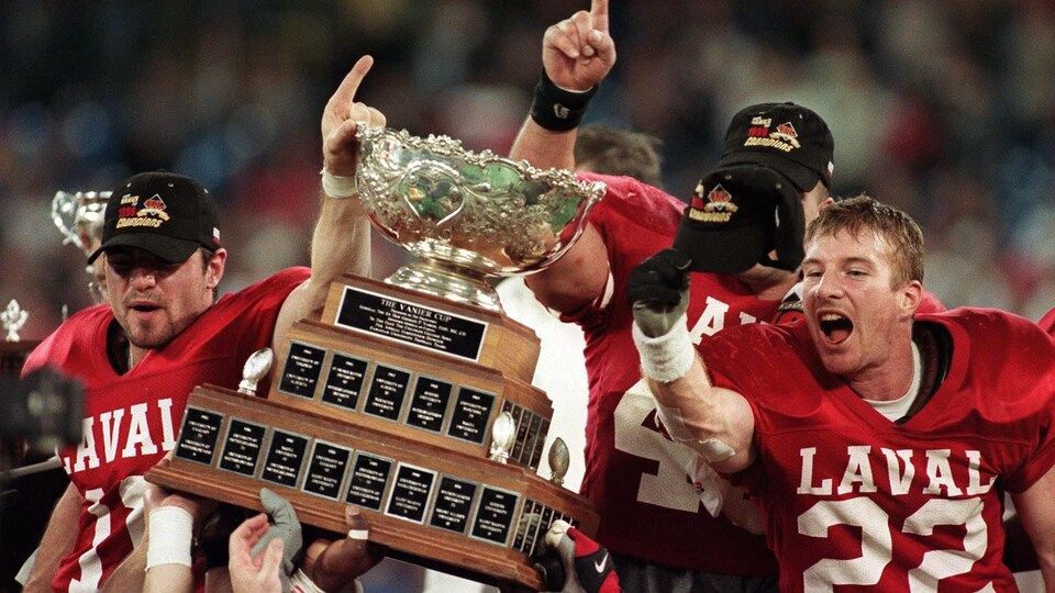 Le Rouge et Or célèbre sa première conquête de la Coupe Vanier en 1999 grâce à une victoire de 14-10 sur les Huskies de l'Université Ste.Mary's à Toronto