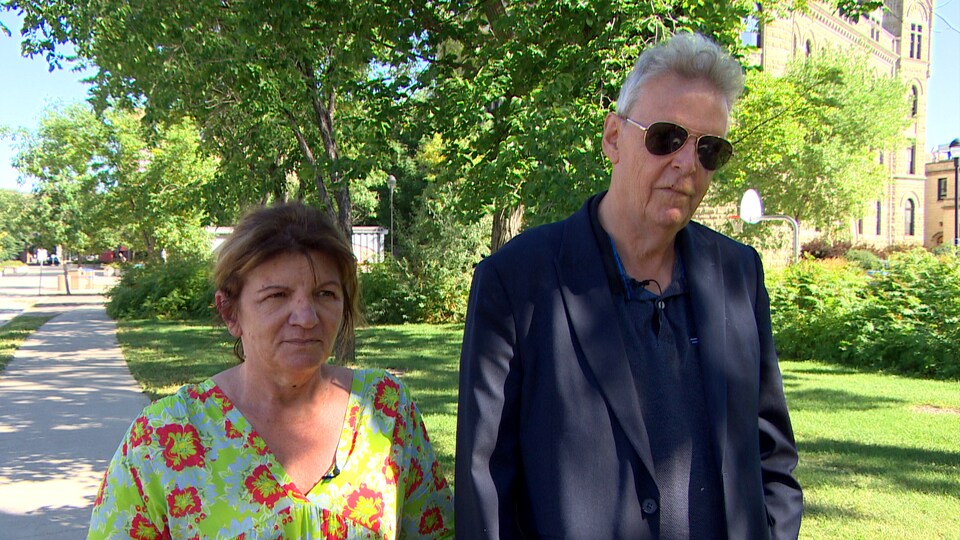 Le couple de Français Evelyne et Patrick Michel, à l'extérieur, à Winnipeg, le 1er septembre 2022. 