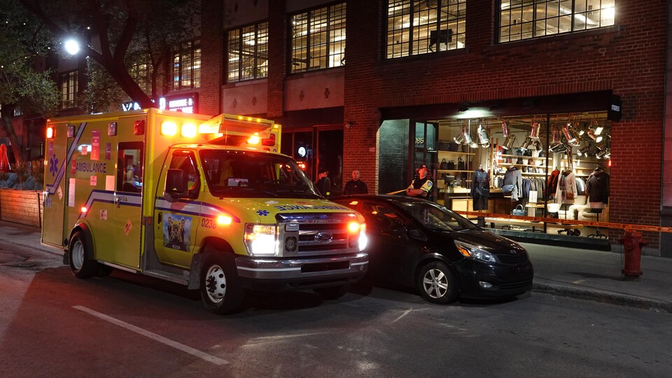 Une ambulance sur les lieux de la fusillade.