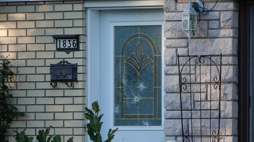 Plusieurs impacts de balles sur la porte d’entrée d’une résidence.
