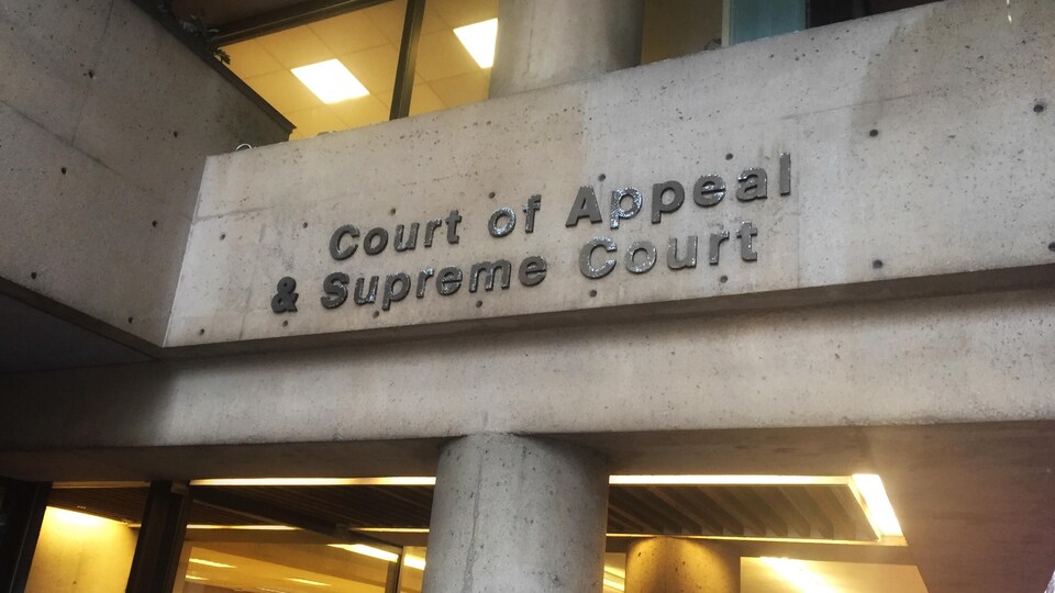 Bâtisse portant la mention « Cour d'appel et cour suprême ».