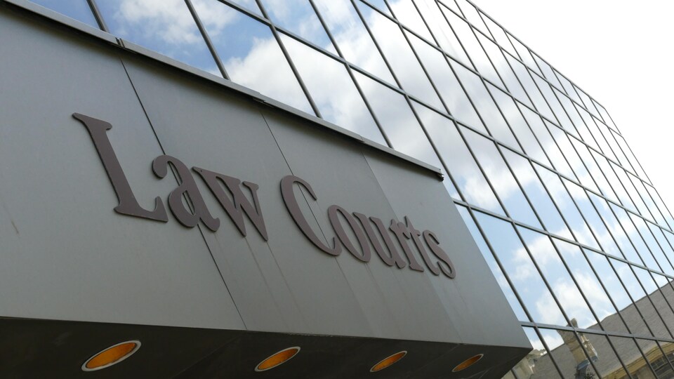 La facade de la Cour d'appel en été.