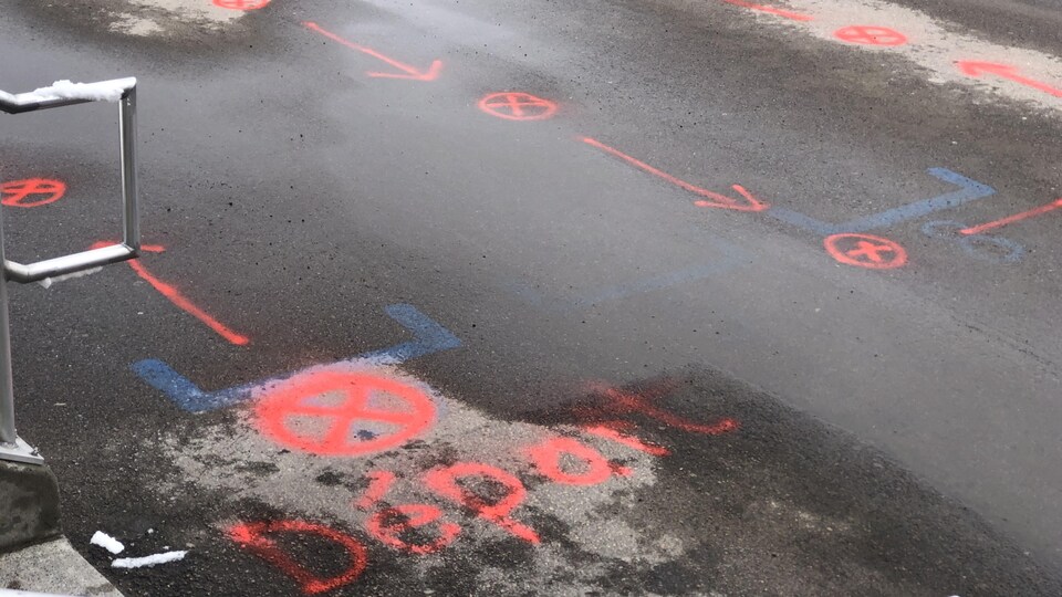 Une cour d'école avec du marquage fait à la peinture.