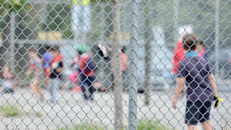 Des jeunes dans une cour d'école.