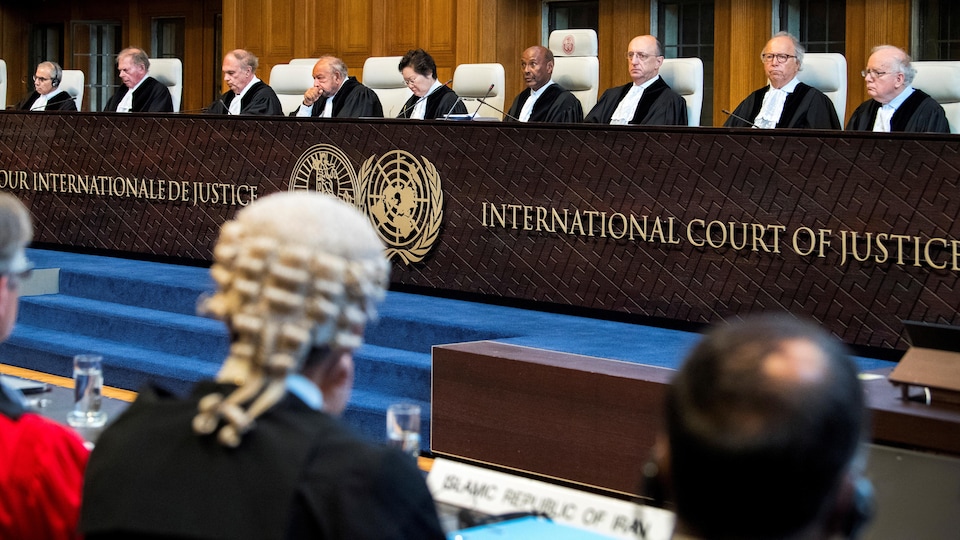 Des membres de la Cour internationale de Justice tiennent séance le 27 août 2018. 
