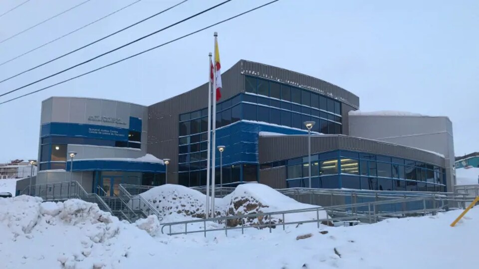 Le palais de justice du Nunavut vu de l'extérieur.