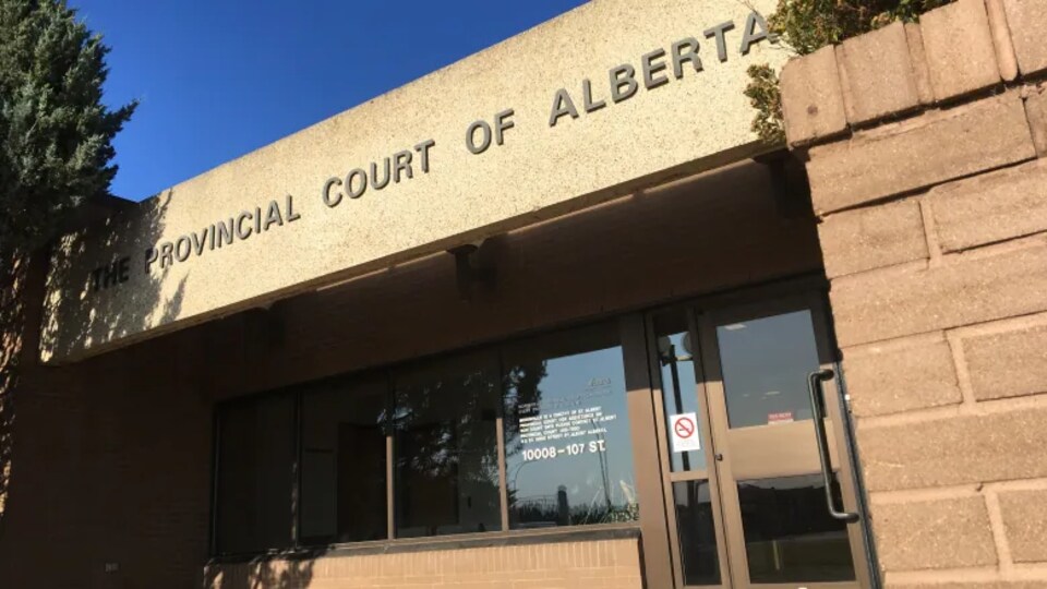 La façade d'un bâtiment de la Cour provinciale en Alberta.