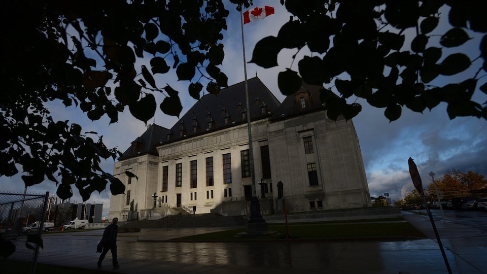 L'édifice de la Cour suprême du Canada photographié en automne.