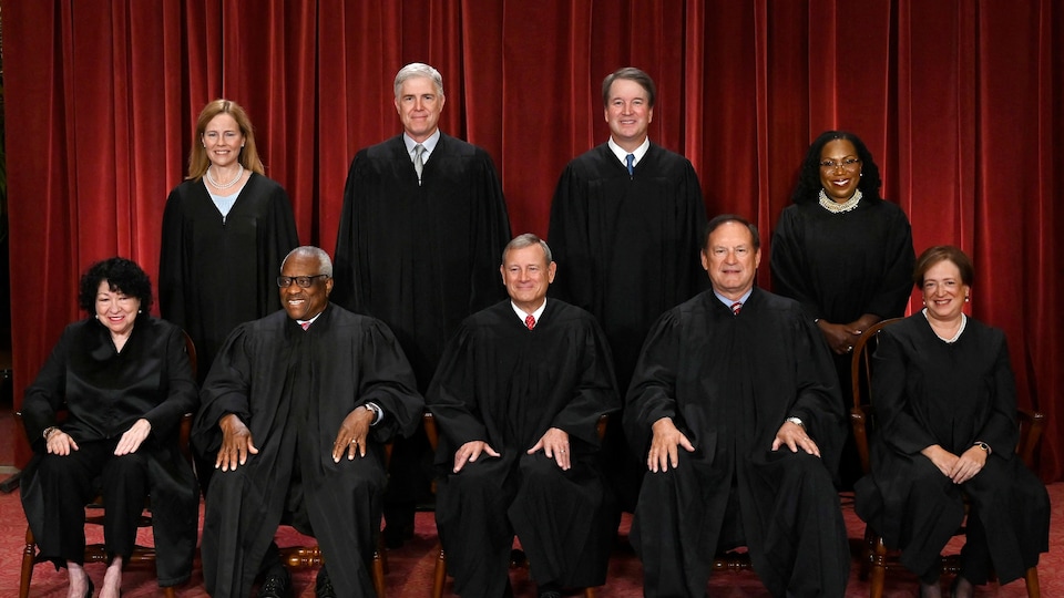 Les neuf juges de la Cour suprême des États-Unis, en toge