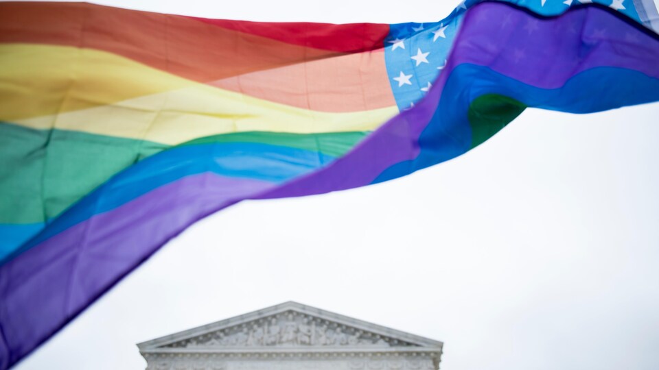 Un drapeau de la communauté LGBTQ avec les 50 étoiles du drapeau américain.