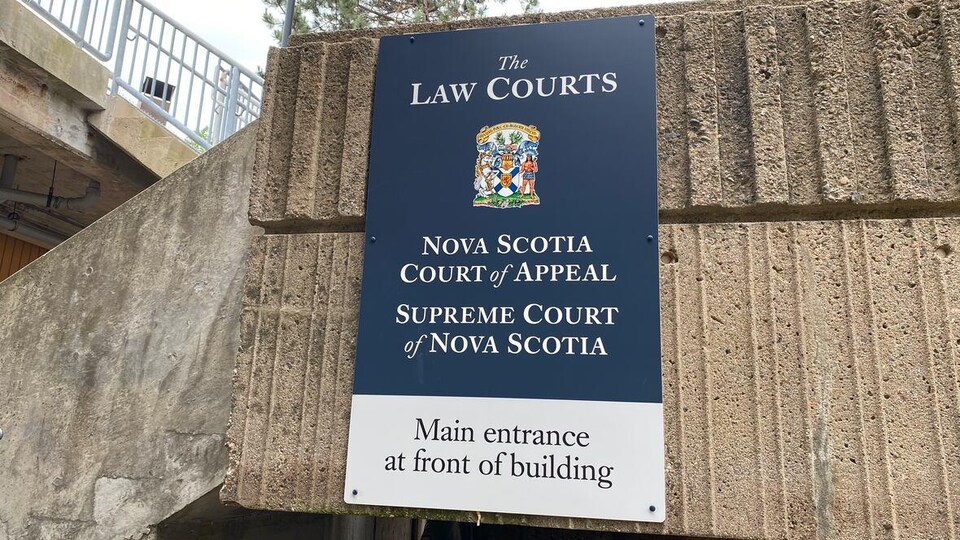 Une pancarte indiquant l'entrée de la Cour d'appel et de la Cour suprême de la province. 