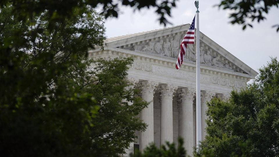 Le drapeau américain flotte devant la Cour suprême des États-Unis.