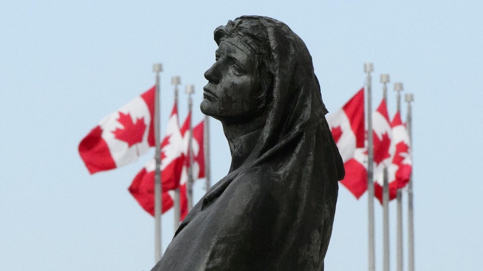 Une image de la statue Veritas devant l’édifice de la Cour suprême du Canada. L'oeuvre incarne la vérité.