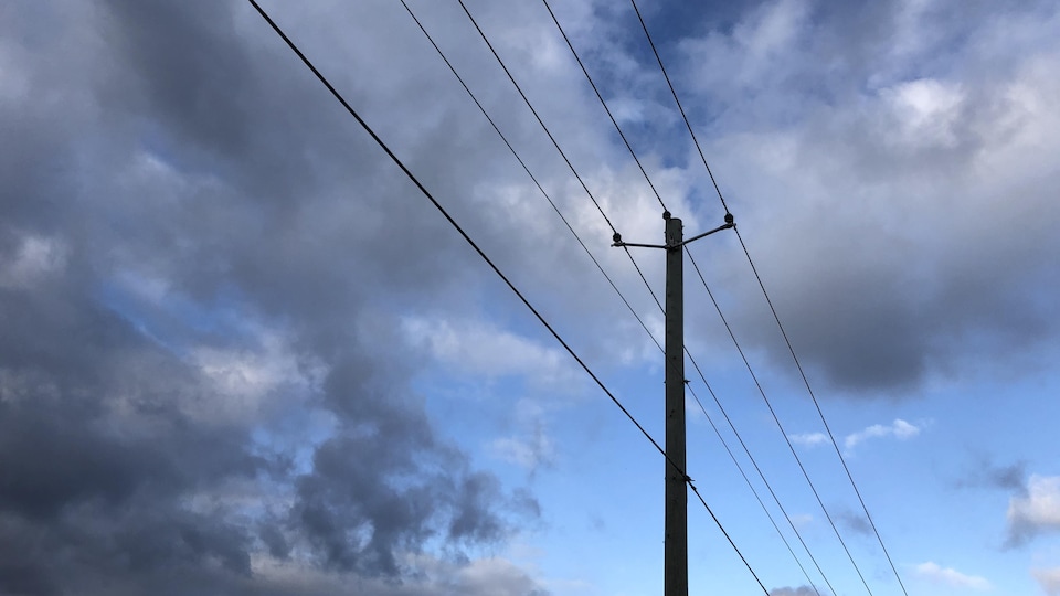 Un poteau électrique.