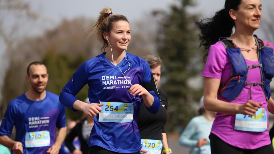 Des participants au demi-marathon de Lévis sont en train de courir.