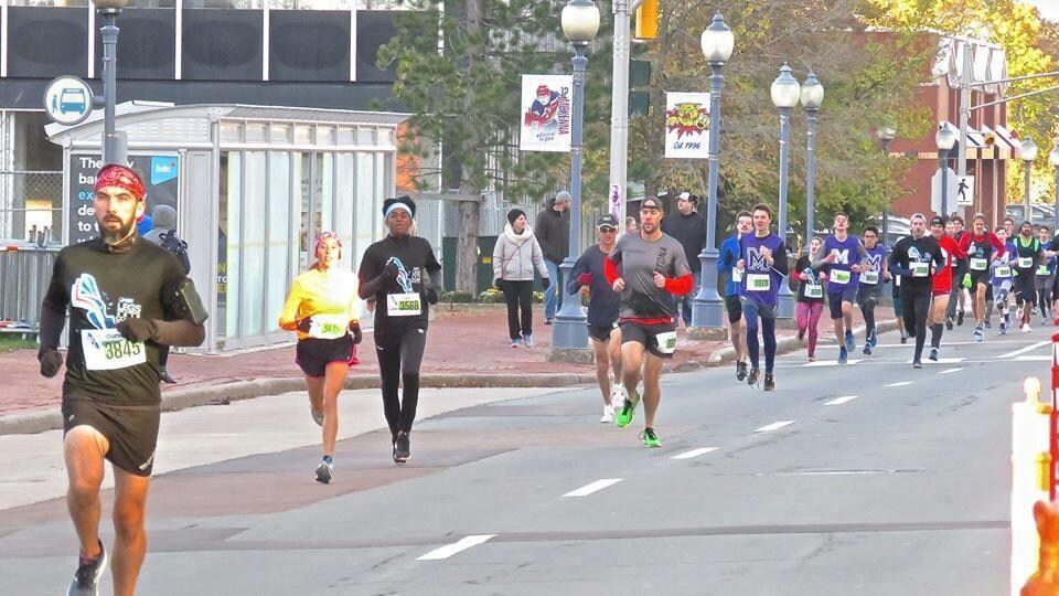 Des coureurs au centre-ville de Moncton.