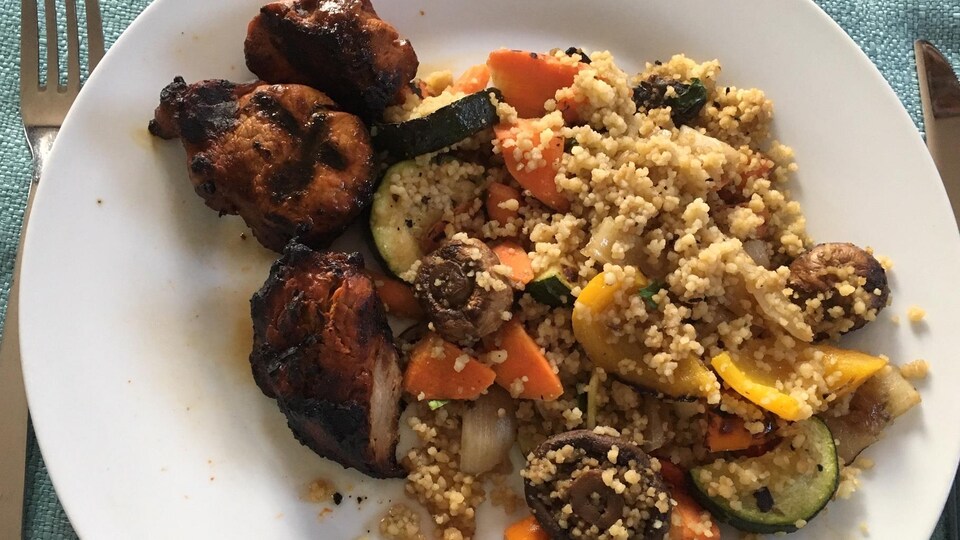 Du porc, légumes et couscous.