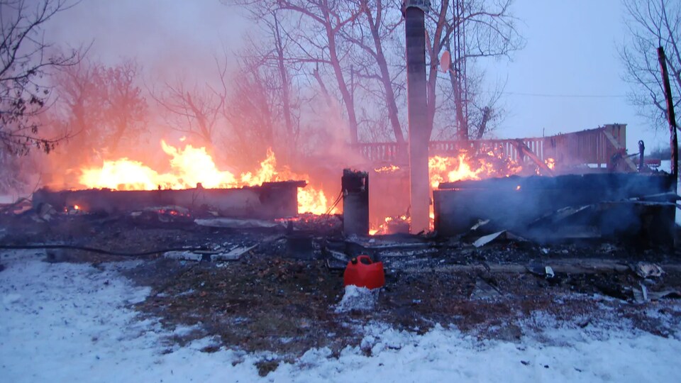 La ferme de la famille Klaus en feu.