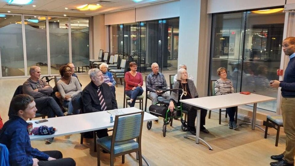 Le député Greg Fergus parle devant une classe d'étudiants adultes.