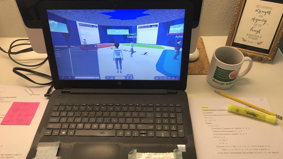 Un laptop sur lequel on peut voir des personnages dans un campus virtuel.