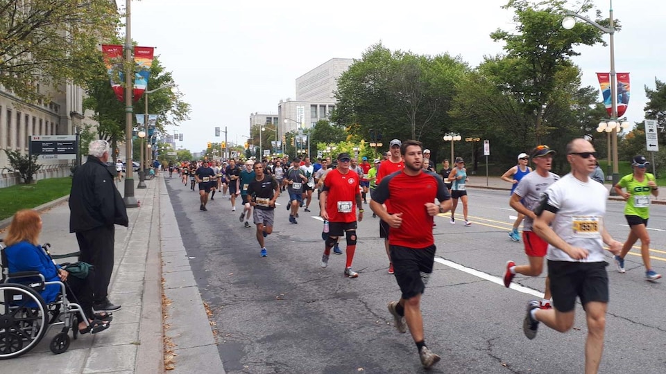 Des coureurs sur la rue Wellington à Ottawa.