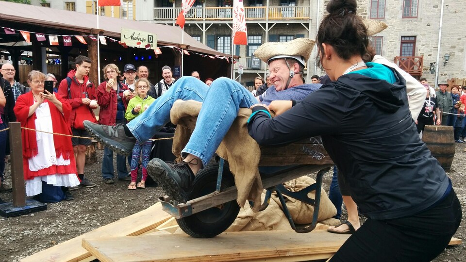 La course de brouettes des Fêtes de la Nouvelle-France