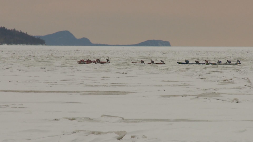Des participants à la course de canot à glace du RikiFest, le festival d'hiver de Rimouski