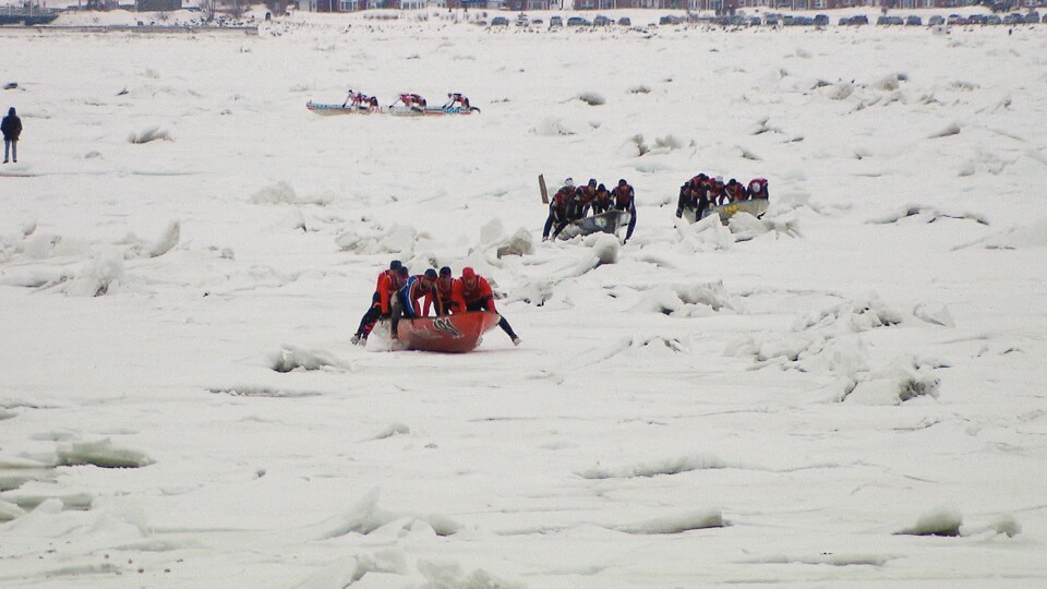 Plusieurs équipes de canotiers à glace pendant une course au large de Rimouski.
