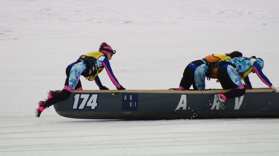 Julie Marcotte est ses coéquipières pendant la course en canot à glace. 