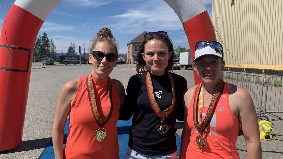 La gagnante du 21,1 km, Brigitte Chamard, accompagnée de Louise Labbé, qui a remporté la deuxième place du 42 km et de la grande gagnante Danielle Pedneault.
