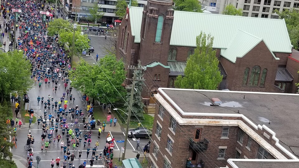 Vue aérienne de coureurs dans la rue lors d'une compétition. 