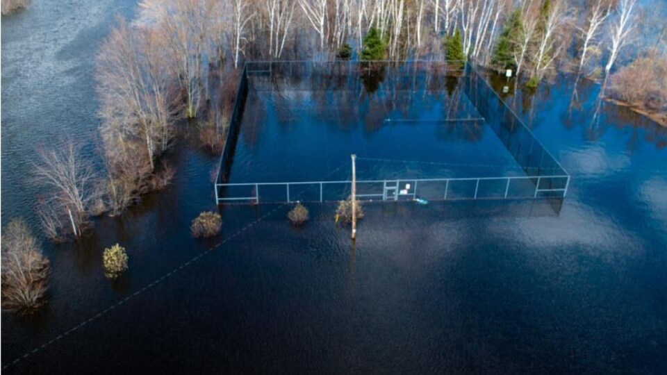 Un espace clôturé submergé.