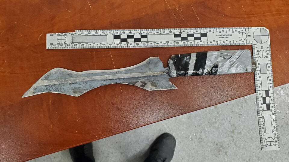 Un Policier Blesse Avec Une Arme Blanche Artisanale A Portage La Prairie Radio Canada Ca