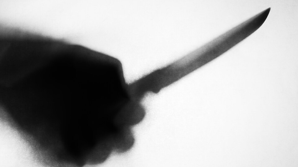 L'ombre d'une main tenant un couteau.