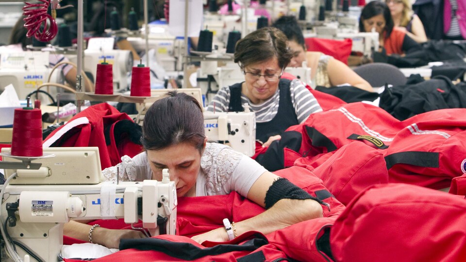 Des couturières cousent des manteaux Canada Goose, en Ontario, en 2012.
