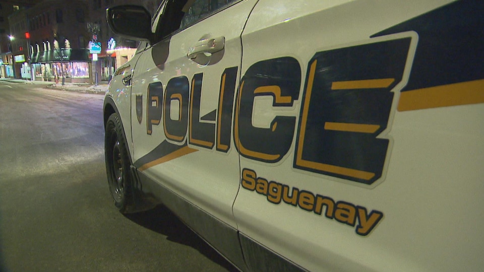 Une auto-patrouille du Service de police de Saguenay se trouve sur la rue Racine.