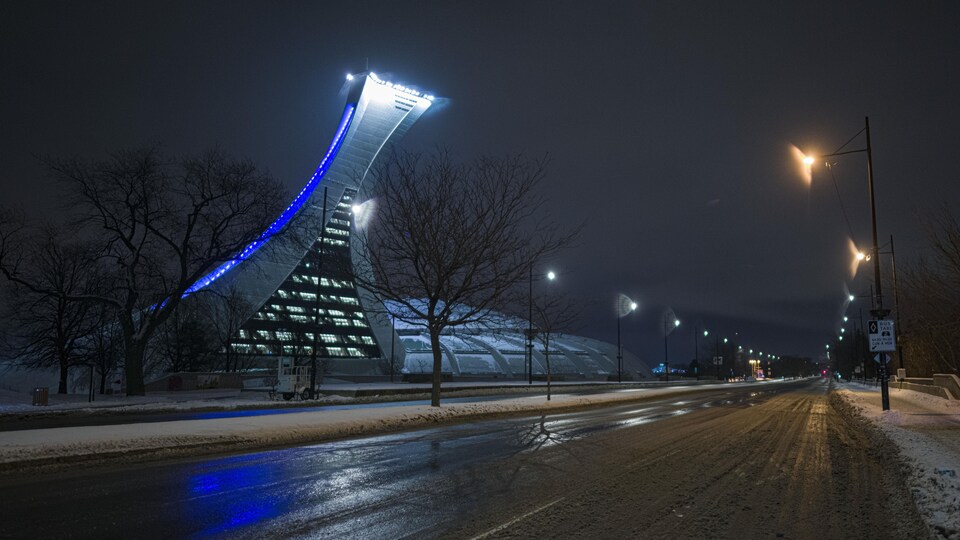 La rue Sherbrooke, désertée, à la hauteur du stade olympique, la nuit.