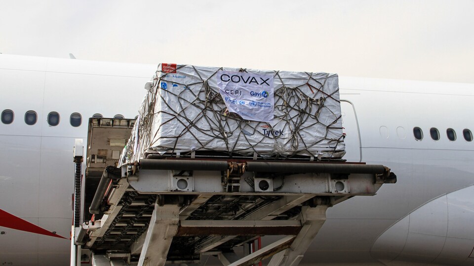 Une énorme boîte sortie d'un avion-cargo.