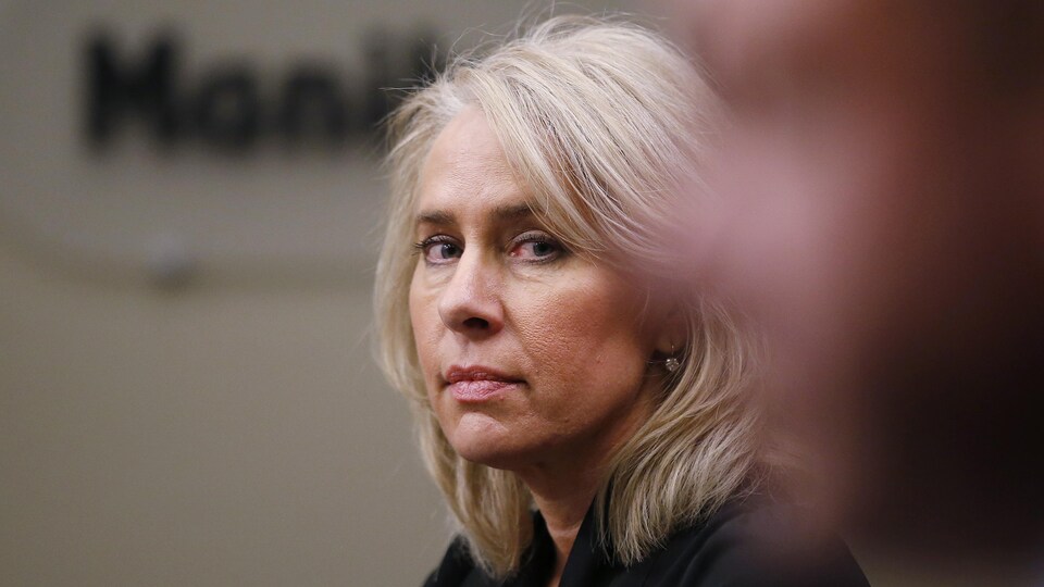 Lanette Siragusa, posée de près, regarde Brent Roussin qui est au premier plan, mais embrouillé sur la photo.