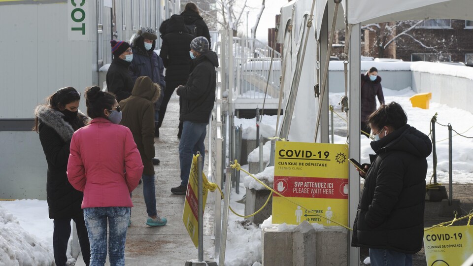 Les gens attendent dehors en ligne.