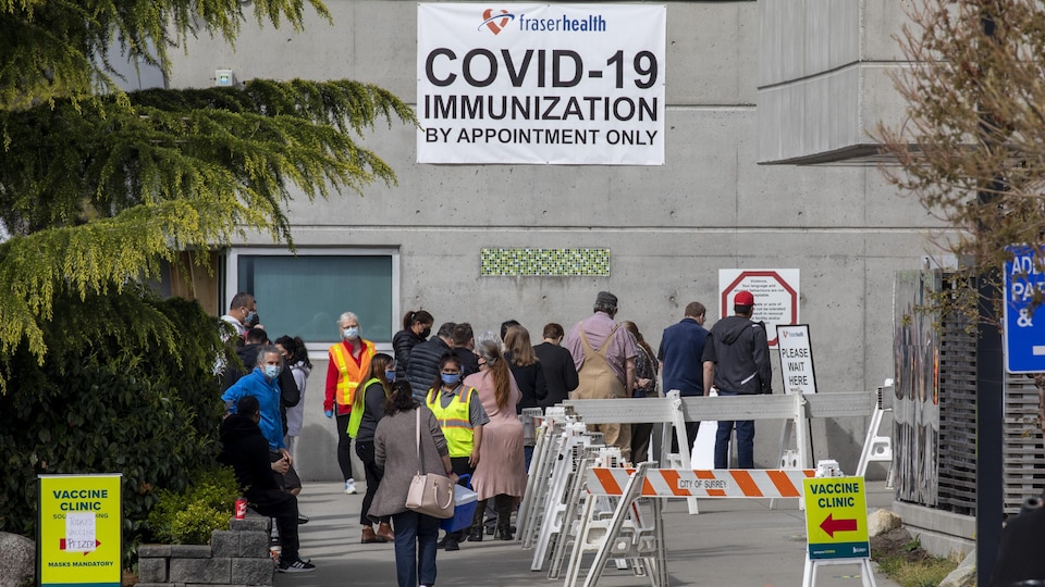 Des gens attendent en ligne devant une clinique de vaccination à Cloverdale.