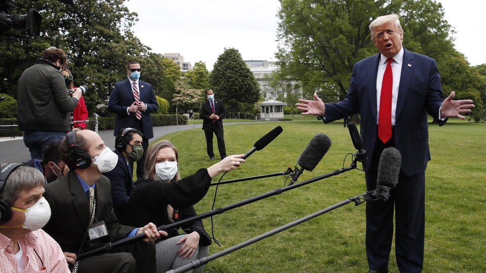 Donald Trump à distance des représentants des médias. 