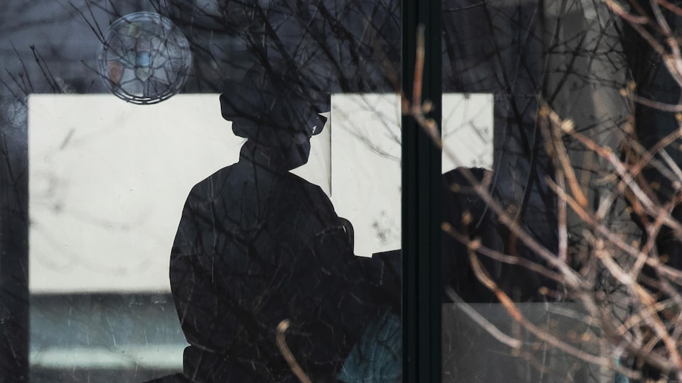 Des employés avec du matériel de protection à l’intérieur d'un CHSLD