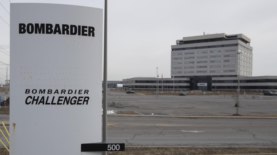 Le stationnement de la compagnie Bombardier est vide.