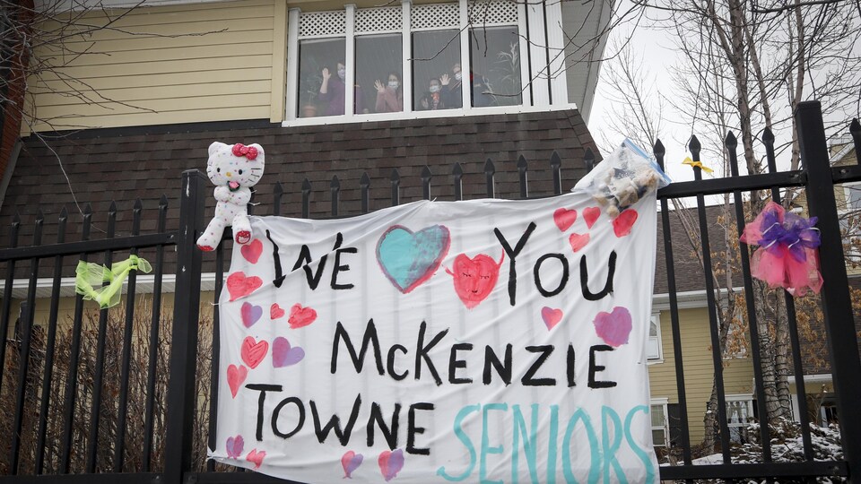 Un message de soutien aux résidents est accroché sur la grille de la résidence pour personnes âgées McKenzie Towne de Calgary.