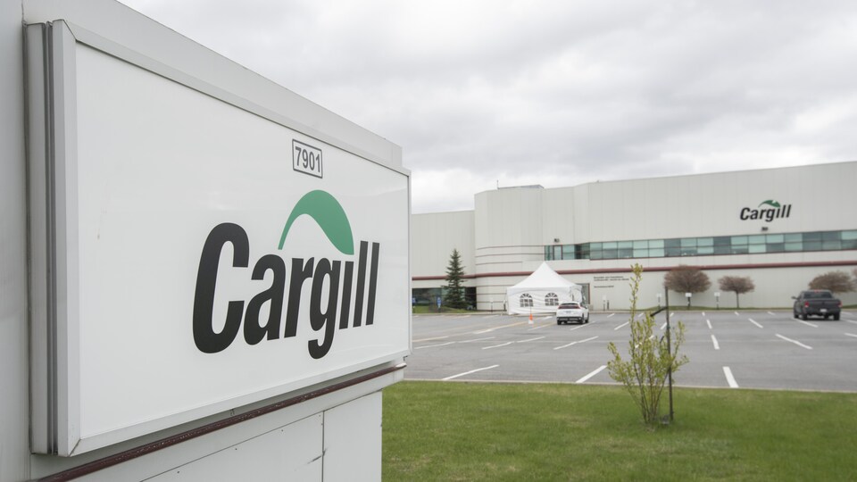 Gros plan sur le panneau de l’usine de transformation de viande bovine Cargill à Chambly ce matin. À l'arrière-plan, l'usine.