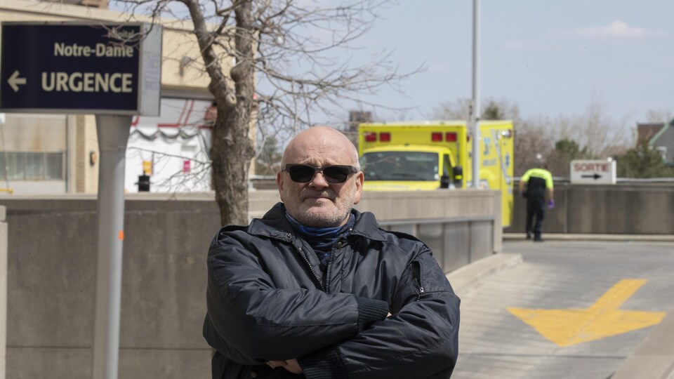 Un homme devant l'Hôpital Notre-Dame de Montréal.