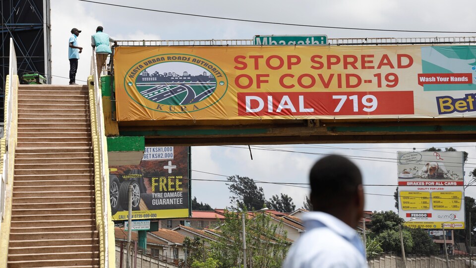 Une affiche informe les gens sur la COVID-19 à Nairobi, au Kenya.