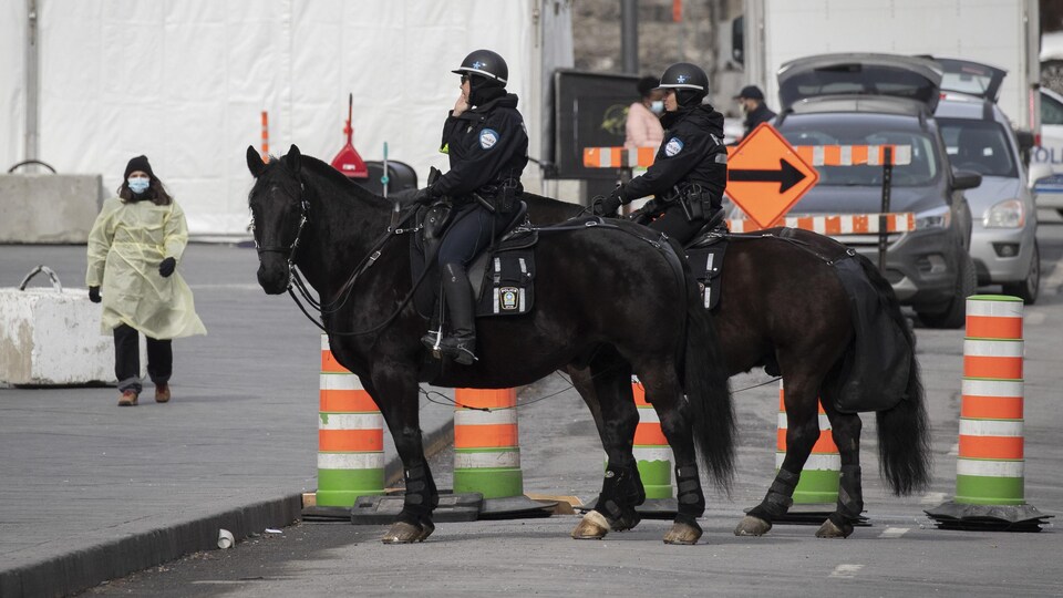 Des policiers de Montréal à cheval.