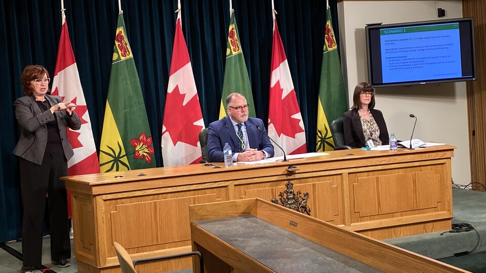 Les représentants de l'Autorité de la santé de la Saskatchewan s'adressent aux médias.